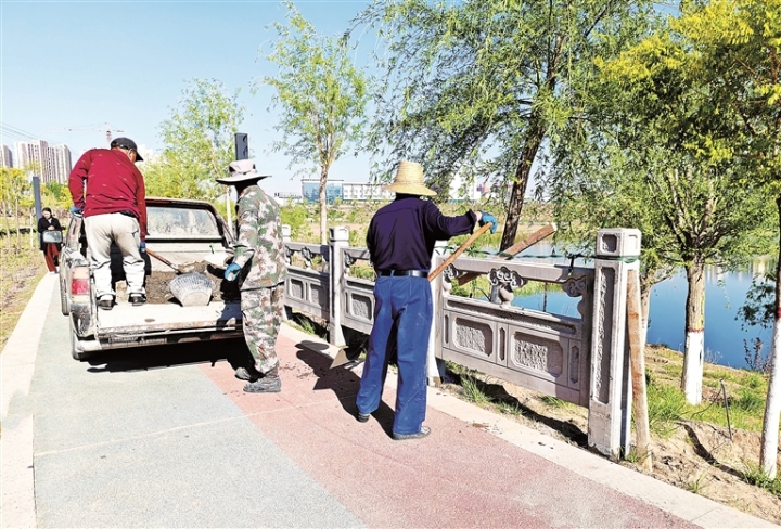     平川區(qū)對轄區(qū)公園、廣場部分臺階、擋水墻等設備多年分化破損情況進行了整形修復，并在湖邊安裝各類造型護攔，有效提高了公共場所環(huán)境整潔度及安全性。                     吳文莉 攝